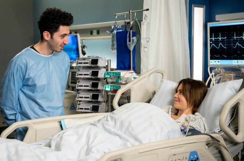Der frischverliebte Dennis Böhme besucht seine Freundin Isabelle Rebers im Krankenhaus. – Bild: ARD/​Jens-Ulrich Koch