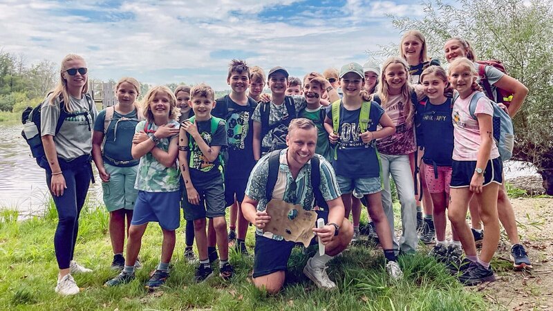 Auf der Wanderung: Jan Fitze im Klassenlager mit der 5./​6. Klasse der Schule Thundorf mit der Klassenlehrerin Paulina Kwiecien (l.) – Bild: SRF