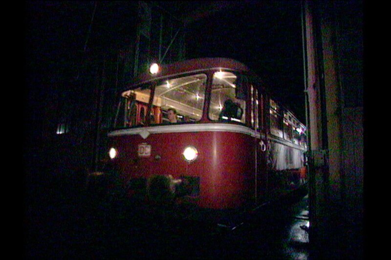 Als „Retter der Nebenbahn“ wurde der Schienenbus in den 50er Jahren begeistert gefeiert. Heute hat er ausgedient. Dienstbeginn in Tübingen 05:30 Uhr. Wir begleiten den 90 Stundenkilometer schnellen Triebwagen bei einem seiner letzten Auftritte auf der Schwäbischen Alb. – Bild: SWR