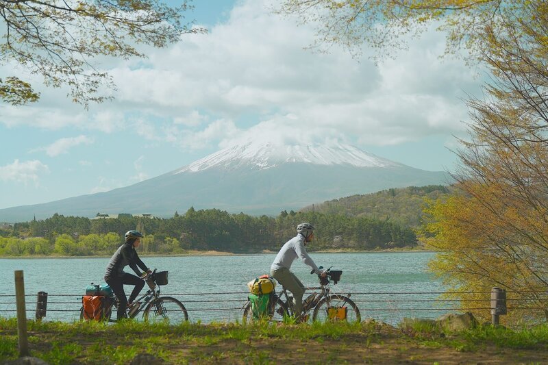 Für Louisa und Tobi ist die Landschaft entlang des berühmten Vulkans Fuji ist eine der Höhepunkte ihrer Japanreise. – Bild: ZDF und Stefan Tuchel