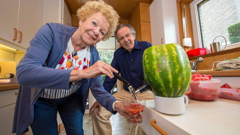 Opernsänger Ingrid (80) und Otto (79) testen die Wassermelonenzapfanlage! – Bild: TVNOW /​ Bernd-Michael Maurer