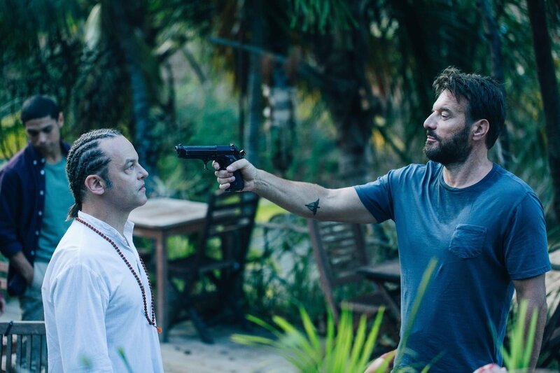 Hat Vincent (Patrick Mille, l.) Kellys Hund getötet? Xavier (Samuel Le Bihan, r.) traut niemandem und bedroht Vincent mit einer Pistole. – Bild: ZDF und Caroline Dubois