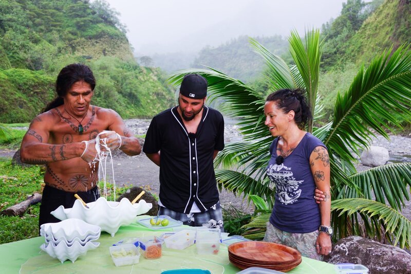 Während der Inseltour ins Hinterland von Tahiti des Passagierpärchens Tobi und Anne zeigt ihnen Guide Teaui wie man ein typisch polynesisches Essen zubereitet. – Bild: Deborah Stöckle /​ BR, Bewegte Zeiten Filmproduktion GmbH