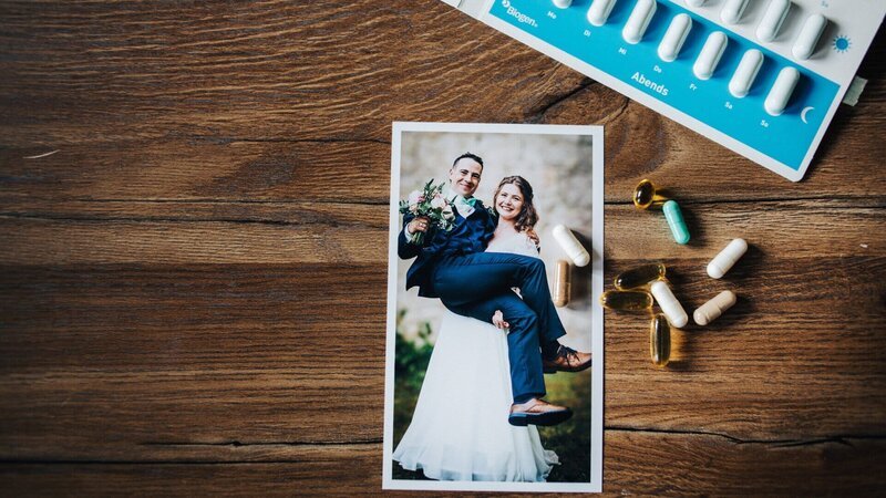 Franziska (28) und Marius (32) haben im Frühling geheiratet. Da begleitet das Paar die MS-Diagnose von Marius ein knappes Jahr. Eine chronische Erkrankung wie MS beeinflusst die Partnerschaft. – Bild: ZDF und Nora Klein