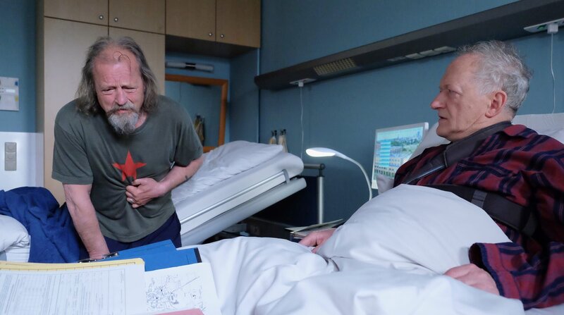 Thomas Brünn (Falk Rockstroh, rechts) kann seinem Bruder Wolfgang Brünn (Paul Faßnacht) nicht verzeihen, dass er vor Jahrzehnten aus dem „Westen“ nicht mehr zurückkam. Er hat ihn nicht nur mit der Pflege der Mutter allein gelassen, sondern auch seine Karriere zerstört. Wolfgang hat noch nie Rücksicht auf andere genommen und nun taucht er hier in Leipzig auf. Der alte Streit bricht sofort wieder aus. Doch plötzlich bricht Wolfgang zusammen. – Bild: BR/​MDR/​Saxonia Media Filmproduktions GmbH/​Sebastian Kiss