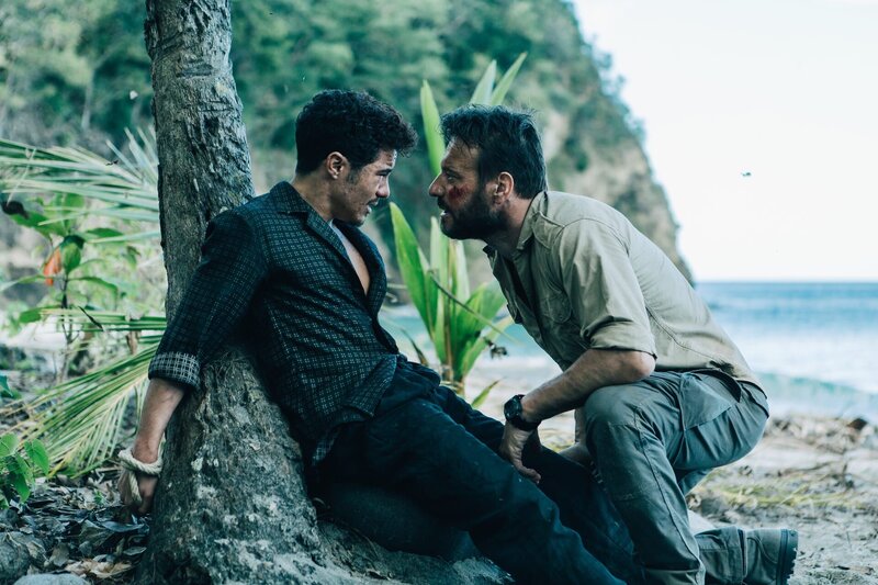 Xavier (Samuel Le Bihan, r.) versucht die Wahrheit über den Mord an Gilles aus Eddy (Samy Seghir, l.) herauszubekommen, denn er traut ihm nicht über den Weg. – Bild: ZDF