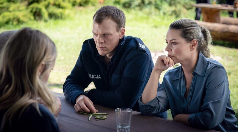 Die Ermittelnden Zofia Kowalska (Karolina Lodyga, re.) und Leon Pawlak (Sebastian Hülk, 2. v. re.) mit den beiden Natalia Mazur (Hanna Hilsdorf, li.) und ihrem Vater ogdan Mazur. – Bild: ARD Degeto Film/​Odeon Fiction GmbH/​Karolina Grabowska