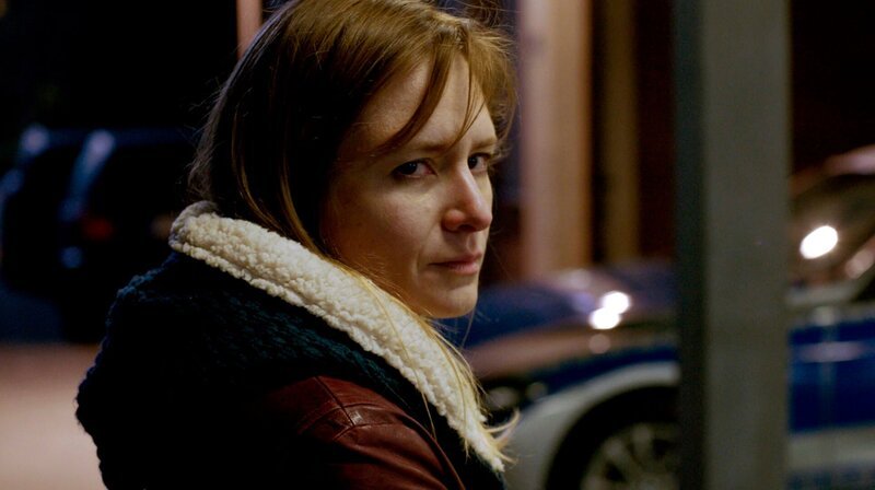 Lebt die vermisste Janine? Mutter Michelle Grabowski (Julia Jentsch) zwischen Hoffen und Bangen. – Bild: ARD Degeto/​BR/​WDR/​NDR/​23/​5 Filmproduktion/​Yoshi Heimrath (Repros)