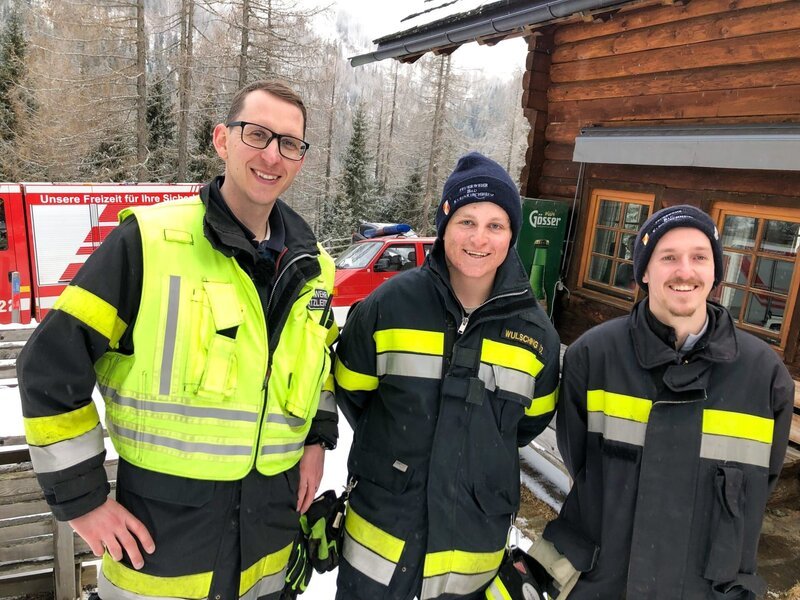 Auch im vielbesuchten Touristenort Bad Kleinkirchheim sind Zusammenhalt und Traditon wichtig. Bei der Freiwilligen Feuerwehr wird das noch gepflegt. Von links: Kommandant Michael Sappl, Schilehrer Moritz Wulschnig und Landwirt David Hinteregger. – Bild: ORF/​Mabon Film