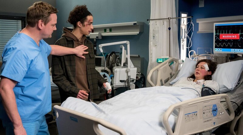 Marc Lindner erwischt Jonathan Kramer, als dieser die verletzte Konstanze Rohde in ihrem Patientenzimmer aufsucht. – Bild: ARD/​Jens-Ulrich Koch
