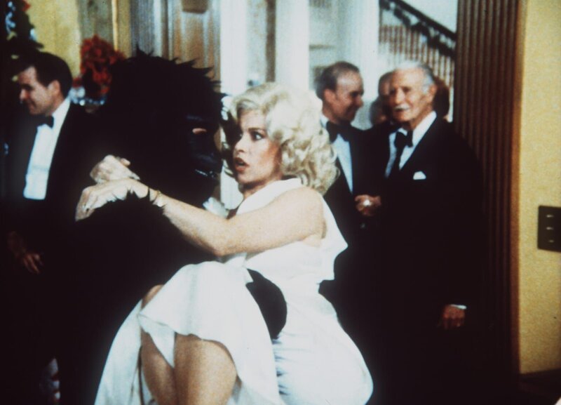 Jennifer (Stefanie Powers, vorne r.) muss erkennen, dass unter der Maske nicht ihr Mann, sondern einer der Gangster steckt – der nichts Gutes im Sinn hat … – Bild: Columbia Pictures