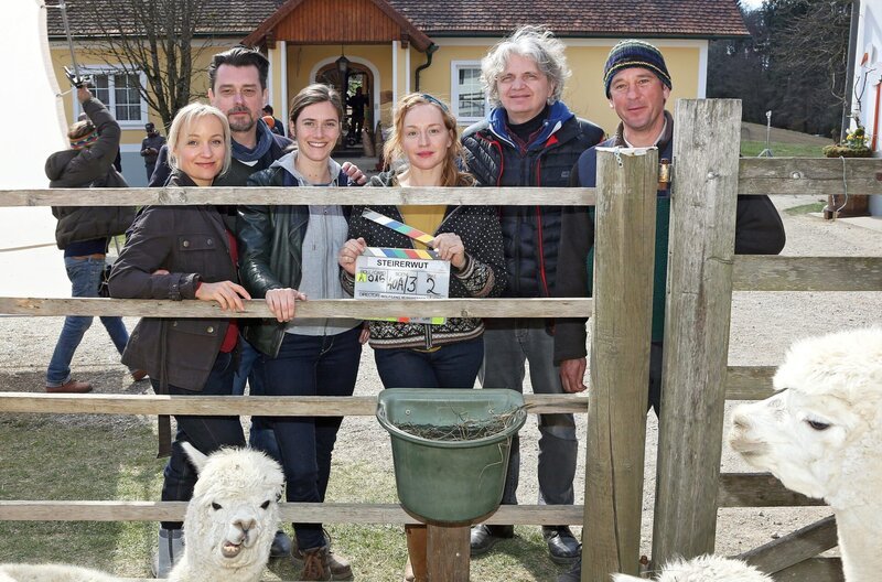 ‚ÄûSteirerwut‘Äú (AT): Dreharbeiten für den vierten Film der ARD-Degeto/​ORF-Krimireihe. Miriam Stein und Hary Prinz ermitteln auf einem Alpaka-Hof. In Episodenrollen spielen unter anderem Brigitte Hobmeier, Christoph Luser, Branko Samarovski, Norman Hacker, Peter Windhofer, Helmut Berger, Robert Reinagl, Beatrix Brunschko, Tina Haller, David Oberkogler und Peter Schneider. – Bild: ARD Degeto/​ORF/​Allegro Film/​Stefan Haring