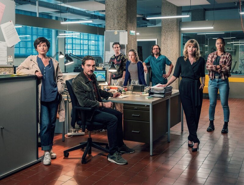 Das österreichisch-deutsche Team des Polizeikooperationszentrums „SOKO Linz“ ermittelt in grenzübergreifenden Mordfällen: Von der aufstrebenden Linzer Technikbranche bis ins Obdachlosenmilieu, zwischen Zeugenschutzprogramm und Serienkillerfahndung. An vorderster Front immer mit dabei sind Chefinspektorin Johanna „Joe“ Haizinger (Katharina Stemberger) und Kriminalhauptkommissar Ben Halberg (Daniel Gawlowski) sowie auch Aleks Malenov (Damyan Andreev), Bens Tochter Emilia (Paula Hainberger), Gerichtsmediziner Dr. Richie Vitek (Alexander Pschill), die gebürtige Berlinerin Nele Oldendorf (Anna Hausburg) und Yara Nejem (Miriam Hie). – Bild: ZDF und Petro Domenigg.