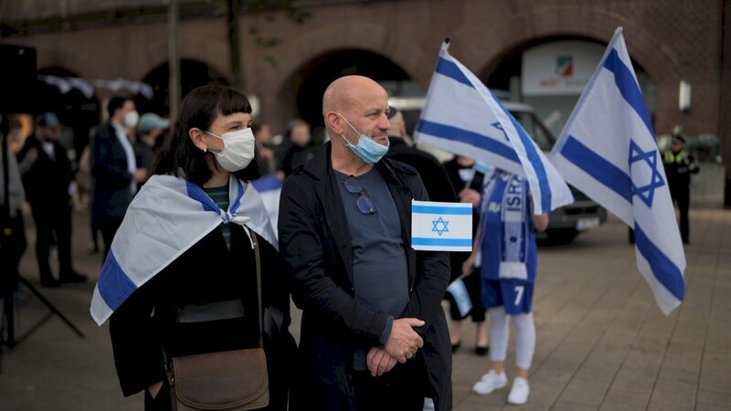Mahnwache gegen Antisemitismus und für Israel in Hamburg: Die Teilnehmer werden immer wieder angefeindet. – Bild: ZDF