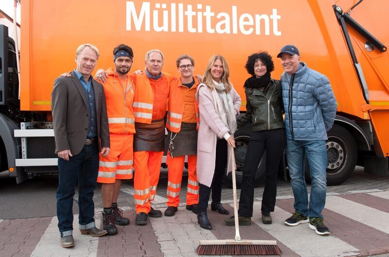 Am 17. September haben in Berlin die Dreharbeiten für die nächsten beiden Folgen der ARD-Degeto-Reihe „Die Drei von der Müllabfuhr“ begonnen. Der dritte Film mit dem Titel „Mülle meets Future“ (AT) konfrontiert das sympathische Müllwerker-Trio rund um „Käpt’n“ Werner Träsch alias Uwe Ochsenknecht mit der „Fridays for Future“-Generation in Gestalt eines aufmüpfigen 16-Jährigen (Ben Litwinschuh), der als Schülerpraktikant wider Willen unseren drei Helden zunächst gehörig auf die Nerven geht. In „Kassensturz“ (AT) versucht Werner, seine heiß geliebte Kiez-Kneipe vor dem Ruin zu retten – und muss nebenbei lernen, dass seine junge Beziehung mit Gabi (Adelheid Kleineidam) mehr Aufmerksamkeit benötigt, als ihm bewusst war … In weiteren Rollen sind Jörn Hentschel, Aram Arami, Rainer Strecker, Frank Kessler, Martin Glade, Peter Trabner, Birge Schade u.v.a. zu sehen. „Die Drei von der Müllabfuhr“ ist eine Produktion der Bavaria Fiction (Produzentin: Doris Zander) im Auftrag von ARD Degeto (Redaktion: Barbara Süßmann) für Das Erste für den Sendeplatz „Endlich Freitag im Ersten“. Regie führt Hagen Bogdanski nach den Drehbüchern von Christian Krüger, Toks Körner und Sebastian Bleyl. V. l. n. r.: Rainer Strecker (Rolle Rüdiger Dorn), Aram Arami (Rolle Tarik), Uwe Ochsenknecht (Rolle Werner), Jörn Hentschel (Rolle Ralle), Doris Zander (Produktion), Barbara Süßmann (Redaktion) und Hagen Bogdanski (Regie). – Bild: ARD Degeto/​Britta Krehl