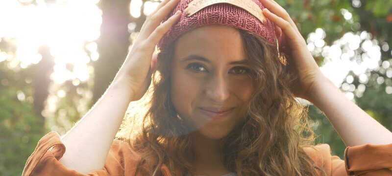 Inzwischen sind einige Unternehmen an Hannes (Marthe Schneider) Mützenlabel „Whitty Knitty“ interessiert. Tristan will ihrer Zukunft nicht im Weg stehen und provoziert eine heftige Auseinandersetzung. Hat er seine große Liebe für immer verloren? – Bild: ZDF und SYLVESTER PRODUCTION /​ VRT