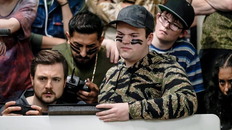 Stimpel (Phil Laude), Yunus (Zejhun Demirov) und Trip (Vincent Hahnen) steuern gemeinsam den Roboter-Einsatz gegen einen stinkenden Spind. – Bild: SWR/​DCM Pictures/​Clara Marnette