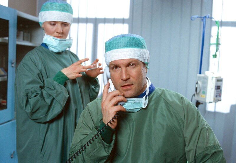 MDR Fernsehen FAMILIE DR. KLEIST II. STAFFEL FOLGE 15, am Samstag (03.11.12) um 10:20 Uhr. Dr. Christian Kleist (Francis Fulton-Smith, r.) mit seiner neuen Sprechstundenhilfe Nora Mann (Winnie Böwe, l.). – Bild: MDR/​Norbert Kuhröber