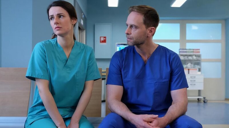 Dr. Kai Hoffmann wird aus Dr. Maria Weber nicht schlau. Erst macht sie sich lustig, weil ein Patient sich ohne ein Schamanenritual nicht operieren lassen will, dann bricht sie die OP des Patienten ab, weil sie glaubt, dass er ohne das Ritual sterben wird. – Bild: MDR/​saxonia media/​Kiss