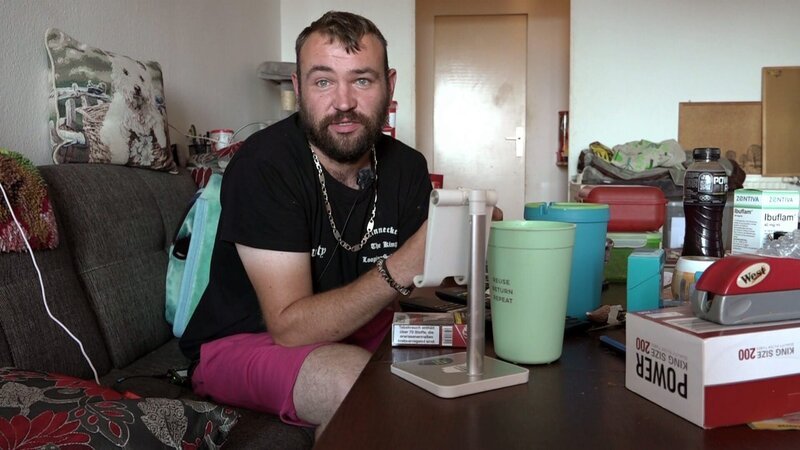 Familienfreund Timo hat, während Sandra und Dave im Krankenhaus waren, die Stellung gehalten. – Bild: RTLZWEI