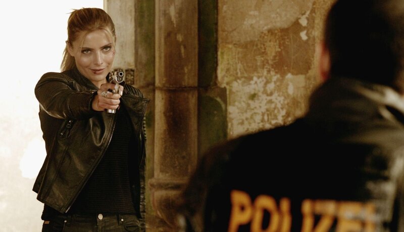 Waffenschieberin Elena Kovic (Sophia Thomalla) wird von Kriminalkommissar Semir (Erdogan Atalay) in die Enge getrieben und versucht alles ihn außer Gefecht zu setzten. – Bild: RTL