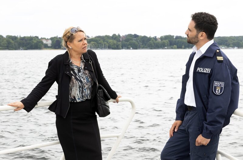 Audrey Pietdchmann klärt Fahri Celik darüber auf, wer die Reederei erben soll. – Bild: ARD/​Daniela Incoronato