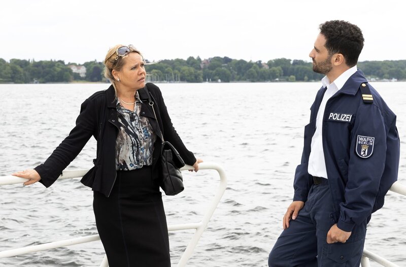 Audrey Pietdchmann klärt Fahri Celik darüber auf, wer die Reederei erben soll. – Bild: ARD/​Daniela Incoronato