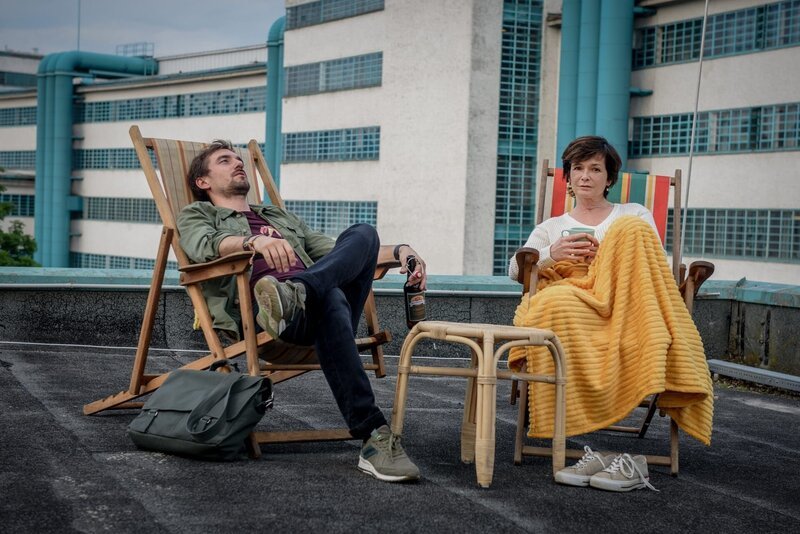Ben und Joe genießen nach dem Aufdecken des Falles ein kühles Bier und eine Tasse Tee auf dem Dach der Kepler-Universität. – Bild: ZDF und Stefanie Leo