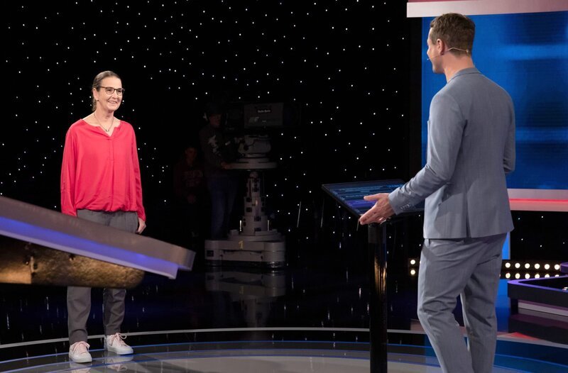 Moderator Alexander Bommes (r.) mit der Kandidatin Kendra Blosat (l.). – Bild: ARD/​Uwe Ernst
