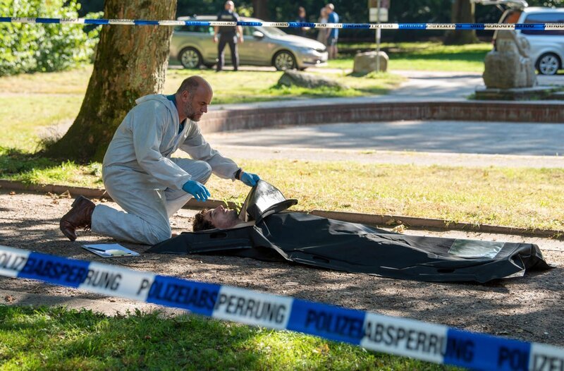 Dr. Henning Strahl (Christoph Tomanek, l.) hat die Leiche von Jan Eschenburg (Pascal Houdus, liegend) untersucht. Offenbar ist Jan gezielt getötet worden. – Bild: ARD/​Thorsten Jander