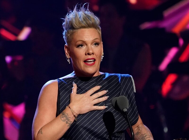 Als freche Punkgöre stürmt „PINK“ Mitte der 90er Jahre die Charts. Bis heute revolutioniert sie mit ihren rauen Lyrics und politischen Statements die Musikindustrie. – Bild: ZDF und AP /​ Invision /​ Pizzello