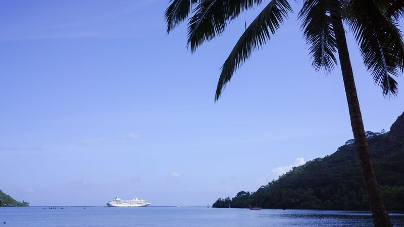Blick auf die „Grand Lady“ in der Bucht von Moorea (Südsee). – Bild: Deborah Stöckle /​ BR, Bewegte Zeiten Filmproduktion GmbH