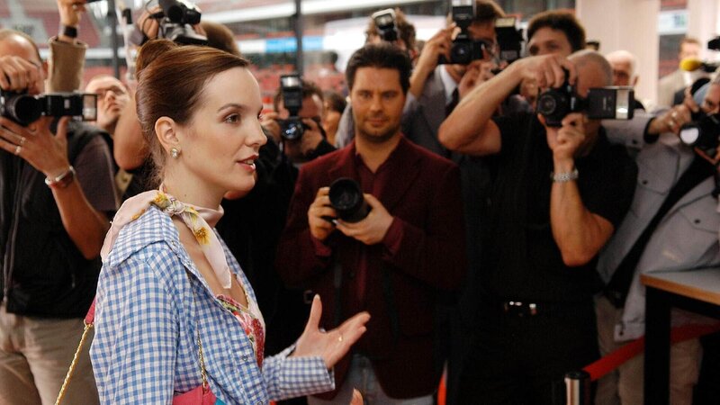 Was versucht der Teamchef einer Eishockey-Mannschaft, Pete Rising (Treat Williams), zu vertuschen? – Bild: RTL Crime /​ TNT