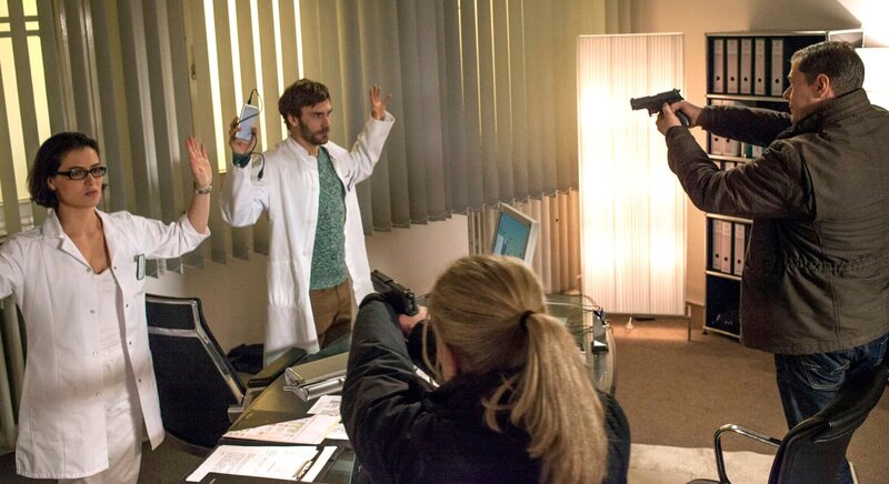 Finn Kiesewetter (Sven Martinek, r.) und Sandra Schwartenbeck (Marie-Luise Schramm, 2.v.r.) nehmen Kerstin Gruber (Esther Zimmerling, l.) und Patrick Niemann (Daniel Wiemann, 2.v.l.) fest. Was haben sie mit dem Tod von Daniela Unger zu tun? – Bild: NDR/​ARD/​Georges Pauly