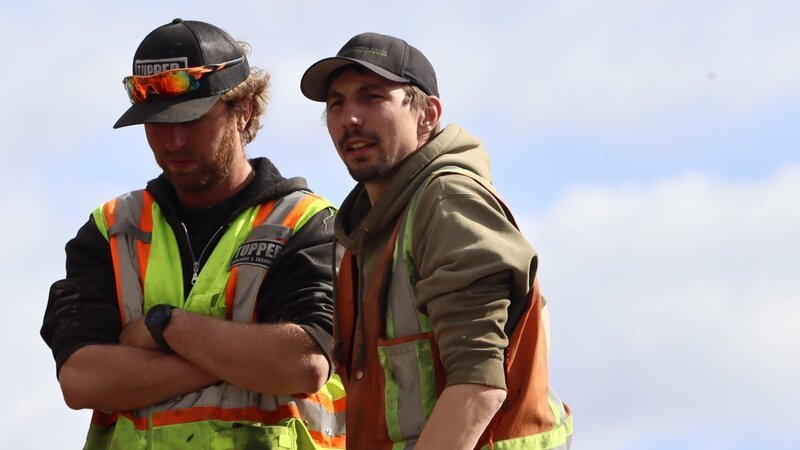L-R: Tyson Lee and Parker Schnabel in claim – Bild: Discovery Channell US /​ Discover Images: GLRSH1501_IMG_7 /​ Warner Bros. Discovery, Inc. or its subsidiaries and affiliates.