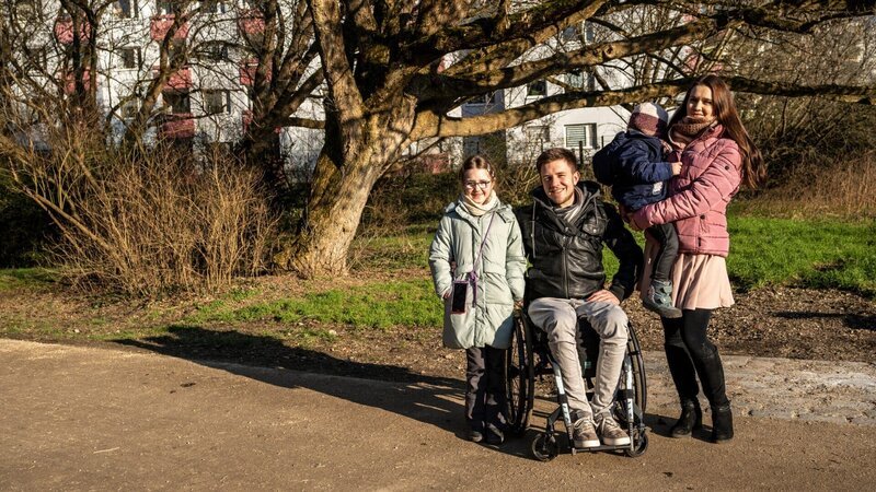 Nach einer riskanten Operation ist der junge Familienvater Sven Kunze plötzlich querschnittsgelähmt. – Bild: ZDF und Sven Grumpelt