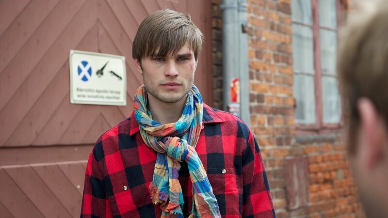 Die Ermittler (Jonas Laux, r.) erfahren von einem heftigen Streit zwischen Florian und seinem jungen Kollegen Sascha Körner (Christopher Reinhardt). Florian hatte ihm nicht nur den Job bei Astrid Gehrke verschafft, sondern auch intensiven Telefonkontakt zu Saschas Freundin Linda Bremmekamp gepflegt. Ging es um Eifersucht? – Bild: ZDF/​Marc Meyerbroeker