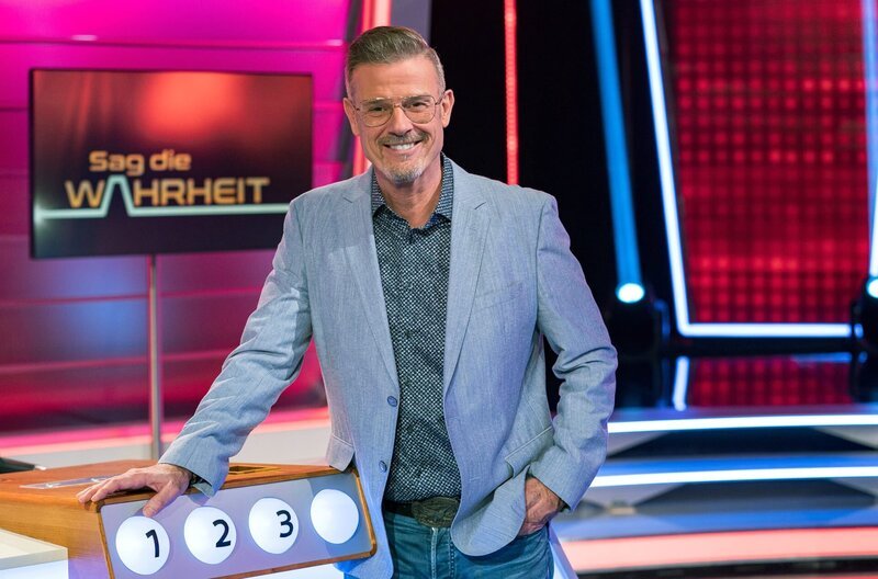 Michael Antwerpes moderiert die Rateshow mit Spaß und Schwindel um die spannendsten Berufe und skurrilsten Hobbys. – Bild: SWR/​Christian Koch