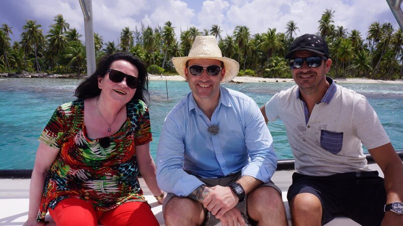Christian Brugner besucht mit der Passagierin Katharina das Weingut „Vin de Tahiti“ auf Rangiroa in Französisch-Polynesien. Sébastien Thépénier holt die beiden mit seinem Boot ab. – Bild: Deborah Stöckle /​ BR, Bewegte Zeiten Filmproduktion GmbH