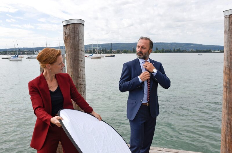 Der Politiker Götz Eberlein (Robert Schupp, r.) mit seiner persönlichen Assistentin Astrid Garber (Isabella Bartdorff, l.) bei einem Fototermin für seinen Landtagswahlkampf. – Bild: ARD/​Laurent Trümper
