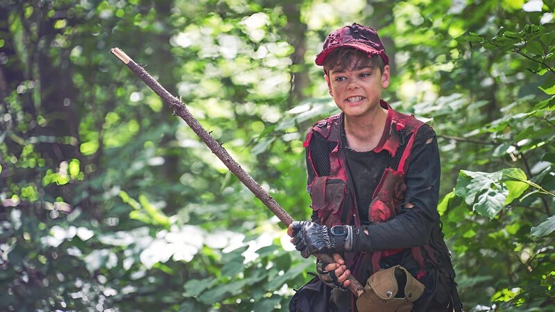 Hugo (Lennox Dreer) stellt sich vor, wie es ist, als „Jake Jupiter“ im Wald auf sich allein gestellt zu sein. – Bild: mdr/​Saxonia Media/​Thomas Dietze