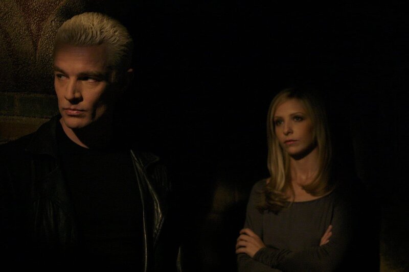 Im finalen Kampf gegen das Ur-Böse: Spike (James Marsters, l.) und Buffy (Sarah Michelle Gellar, r.) … – Bild: ATV2