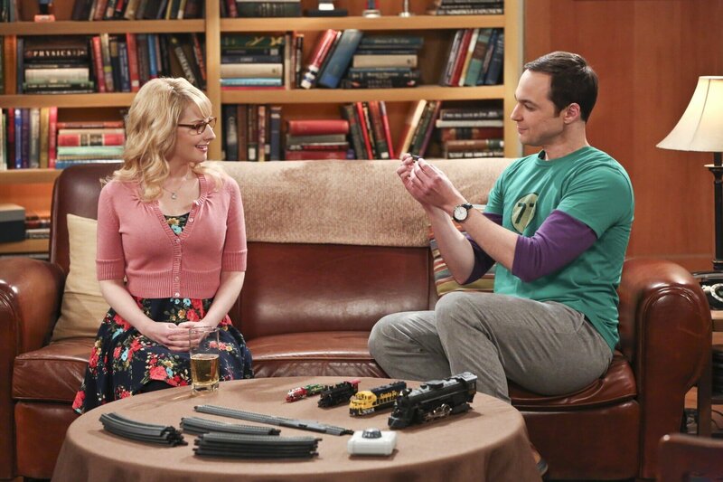 Während Bernadette (Melissa Rauch, l.) und Sheldon (Jim Parsons, r.) Dinge übereinander erfahren, die sie vorher nicht wussten, genießen Leonard, Raj, Howard und Amy die Weinverkostung, zu der sie Penny eingeladen hat. Die Gelegenheit für Raj, ihnen seine neue Freundin vorzustellen … – Bild: 2016 Warner Brothers Lizenzbild frei