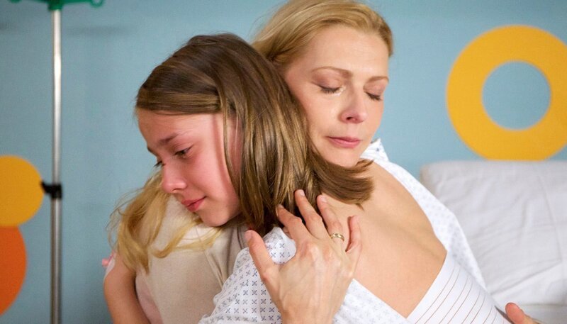 Rico (Oliver Szerkus) erzählt seiner Mutter Sabrina Graf (Nadja Petri), dass die Jungs, die ihn verprügelten, ihn ständig als Freak bezeichnet haben. Sabrina bricht das Herz. Sie versichert ihrem Jungen, dass er das nicht ist. – Bild: MDR/​Saxonia/​Wernicke