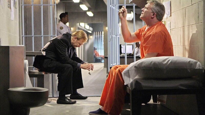 Kurz vor der Hinrichtung des wegen Mordes verurteilten James Bradstone (Anthony Michael Hall, r.) muss der Fall neu aufgerollt werden. Eine schwierige und belastende Aufgabe für Horatio Caine (David Caruso), Schuld oder Unschuld des zu Tode Verurteilten zu beweisen … – Bild: SUPER RTL Kurz vor der Hinrichtung des wegen Mordes verurteilten James Bradstone (Anthony Michael Hall, r.) muss der Fall neu aufgerollt werden. Eine schwierige und belastende Aufgabe für Horatio Caine (David Caruso), Schuld oder Unschuld des zu Tode Verurteilten zu beweisen … – Bild: SUPER RTL