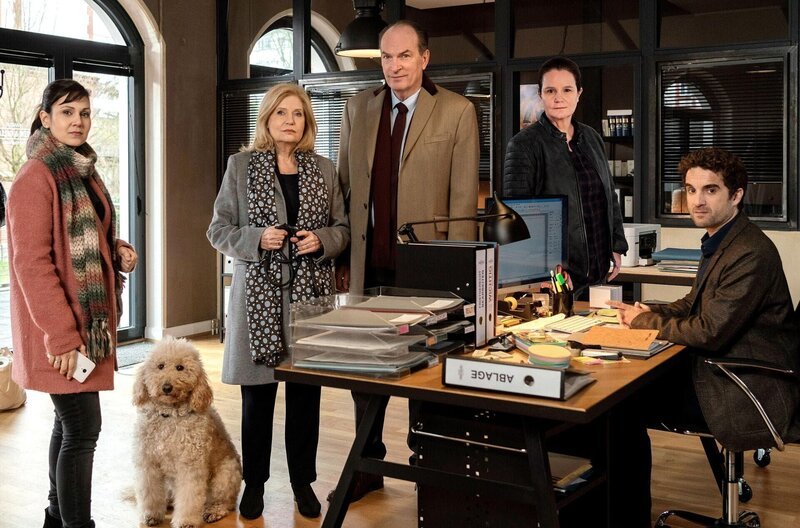 (v.l.n.r.) Yasmin Meckel (Sophie Dal); Isa von Brede (Sabine Postel); Markus Gellert (Herbert Knaup); Gudrun Wohlers (Katrin Pollitt); Thomas Zuhse (Oliver Wnuk) – Bild: Degeto Film GmbH/​ Vertrieb OneGate Media GmbH