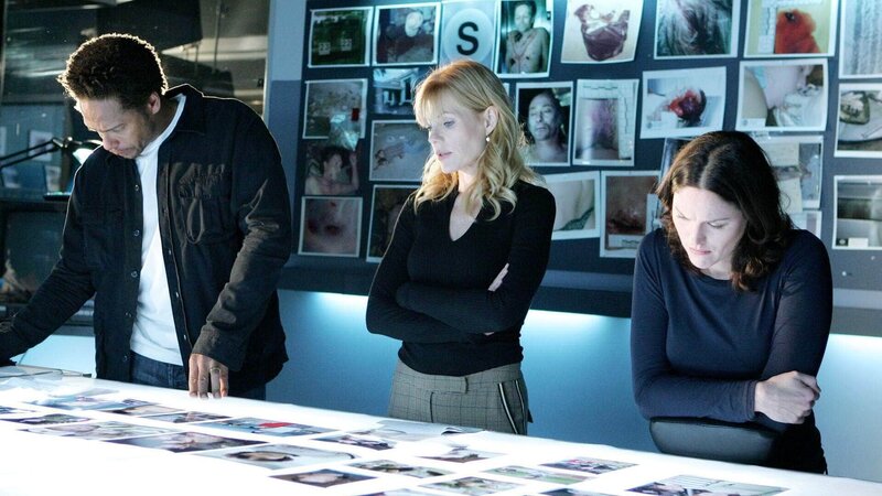 (v.li.) Warrick (Gary Dourdan), Catherine (Marg Helgenberger) und Sara (Jorja Fox) versuchen Licht in den mysteriösen Vermisstenfall zu bringen. – Bild: TVNOW /​ CBS