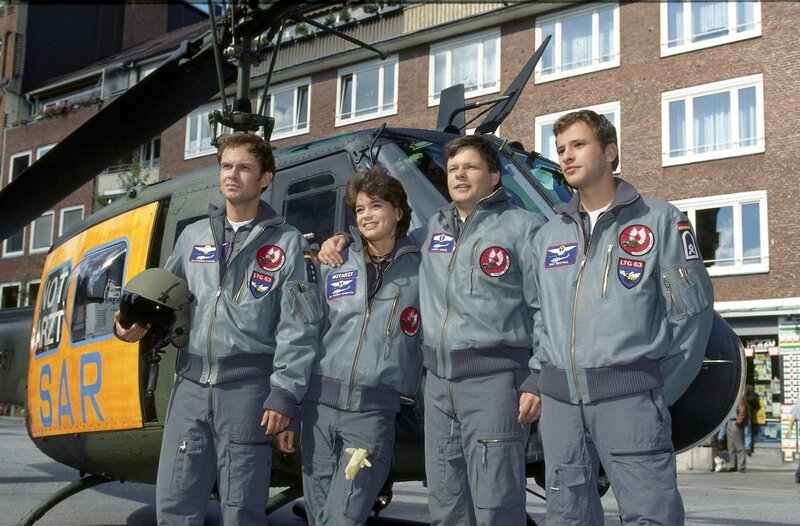 „Die Rettungsflieger“ vor ihrem SAR-Hubschrauber: Pilot Alex (Matthias Leja, l.), Rettungsärztin Maren (Gerit Kling, 2.v.l.), Sanitäter Thomas (Ulrich Bähnk, 2.v.r.) und Bordmechaniker Max (Frank Stieren, r.). – Bild: ZDF/​Boris Laewen