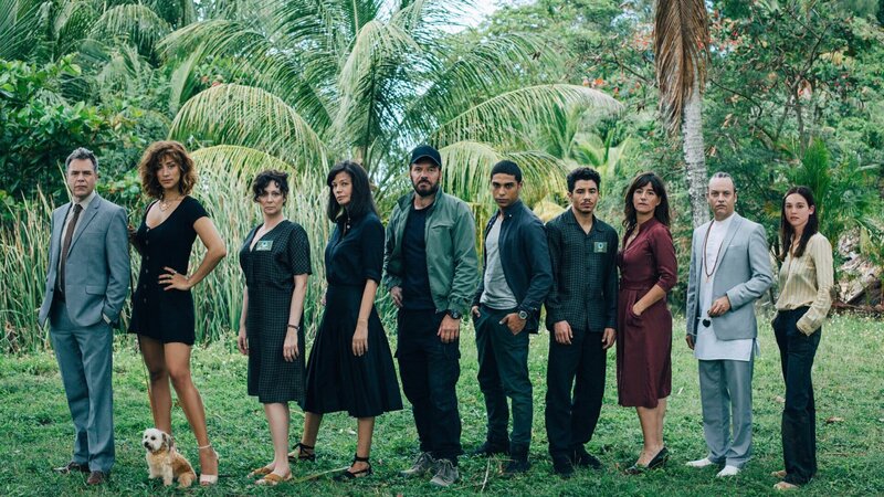 Zehn Menschen wurden auf eine Insel vor der Küste Französisch-Guyanas gelockt. Von links: Gilles (Guillaume de Tonquédec), Kelly (Manon Azem), Myriam (Isabelle Candelier), Eve (Marianne Denicourt), Xavier (Samuel Le Bihan), Malik (Nassim Lyes), Eddy (Samy Seghir), Victoria (Romane Bohringer), Vincent (Patrick Mille) Nina (Matilda Lutz). – Bild: ZDF/​Caroline DUBOIS/​M6