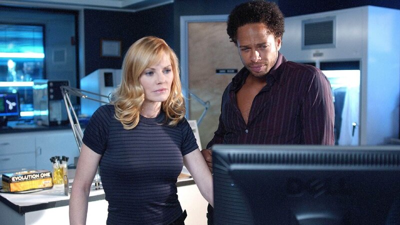 Catherine (Marg Helgenberger) und Warrick (Gary Dourdan) suchen nach einer Spur, um den Mord an einer allein erziehenden Mutter aufzuklären. – Bild: TVNOW /​ CBS